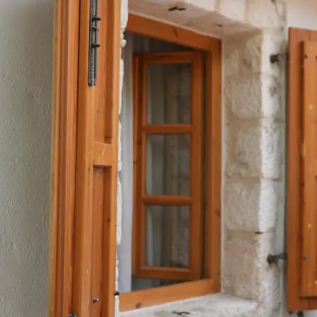 Guest House Dhermi 酒店 *