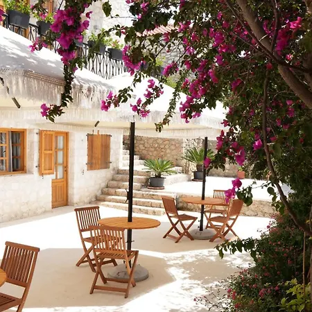 Guest House Dhermi 酒店 *