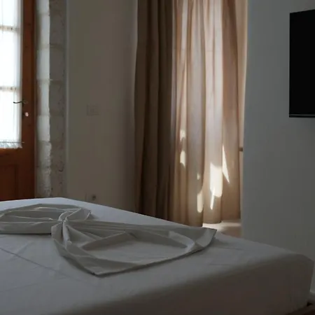 Guest House Dhermi 酒店 *